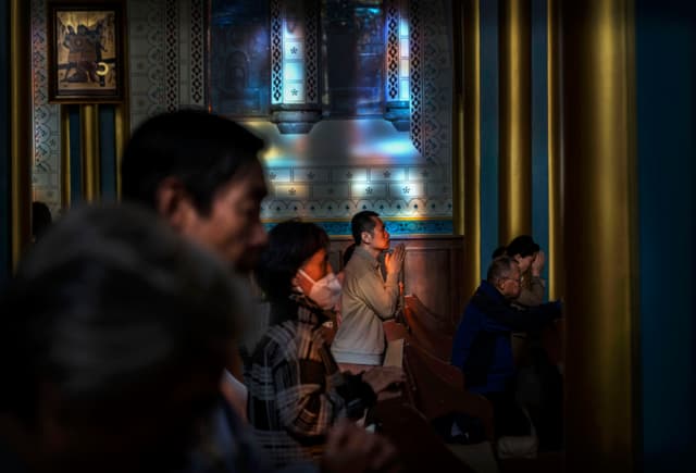 Imagen ilustrativa: Fieles cristianos rezan durante una misa dominical programada en la Catedral Católica de Xishiku, o Iglesia del Salvador, el 27 de abril de 2025 en Beijing, China. Se estima que China alberga a más de 10 millones de católicos y, aunque el Vaticano supervisa el catolicismo en todo el mundo, en China el Partido Comunista gobierna la Iglesia. (Kevin Frayer/Getty Images)