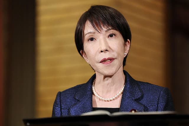 La primera ministra de Japón, Sanae Takaichi, responde a las preguntas de los periodistas sobre la liberación de reservas de petróleo en la Residencia Oficial del Primer Ministro en Tokio, el 11 de marzo de 2026. (JIJI PRESS / AFP vía Getty Images)
