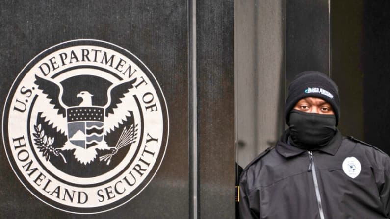 Johnson presenta proyecto de financiamiento del DHS por 60 días en vez de la medida aprobada por el Senado