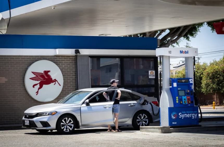 Un cliente repostando gasolina en Los Ángeles, el 1 de julio de 2025. (John Fredricks/The Epoch Times)