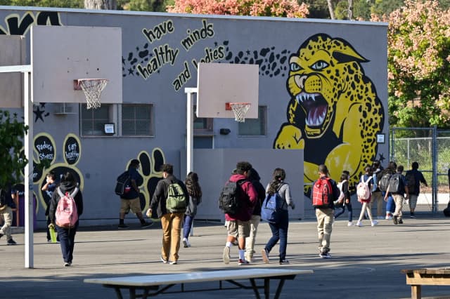 Estudiantes caminan hacia sus aulas en una escuela secundaria de Los Ángeles el 10 de septiembre de 2021. (Robyn Beck/AFP vía Getty Images)
