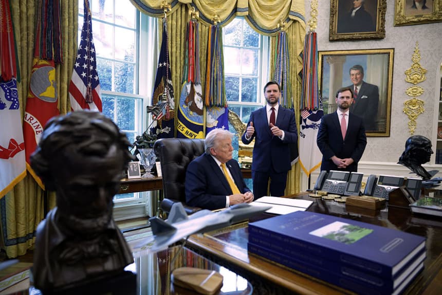 Trump firmó una orden ejecutiva para crear un grupo de trabajo sobre fraude, que estará dirigido por el vicepresidente J.D. Vance, en Washington, D.C., el 16 de marzo de 2026. (Alex Wong/Getty Images)