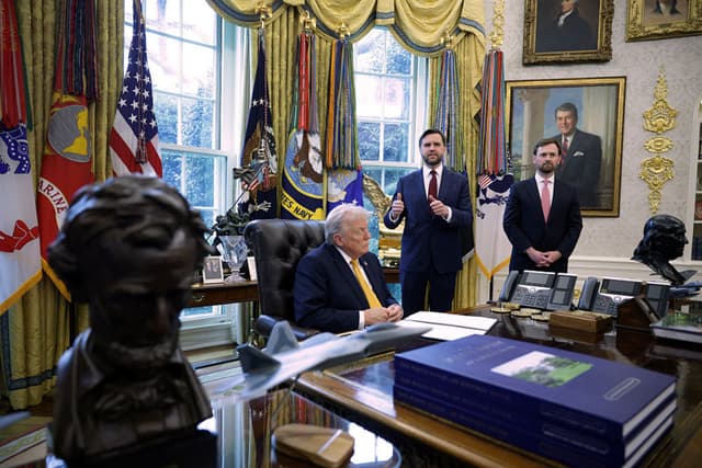 Trump firmó una orden ejecutiva para crear un grupo de trabajo sobre fraude, que estará dirigido por el vicepresidente J.D. Vance, en Washington, D.C., el 16 de marzo de 2026. (Alex Wong/Getty Images)