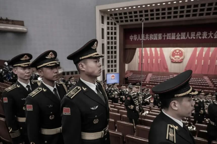 Miembros de la Banda del Ejército Popular de Liberación se retiran tras la inauguración de la Asamblea Popular Nacional (APN) en el Gran Salón del Pueblo de Beijing, el 5 de marzo de 2024. (Kevin Frayer/Getty Images).