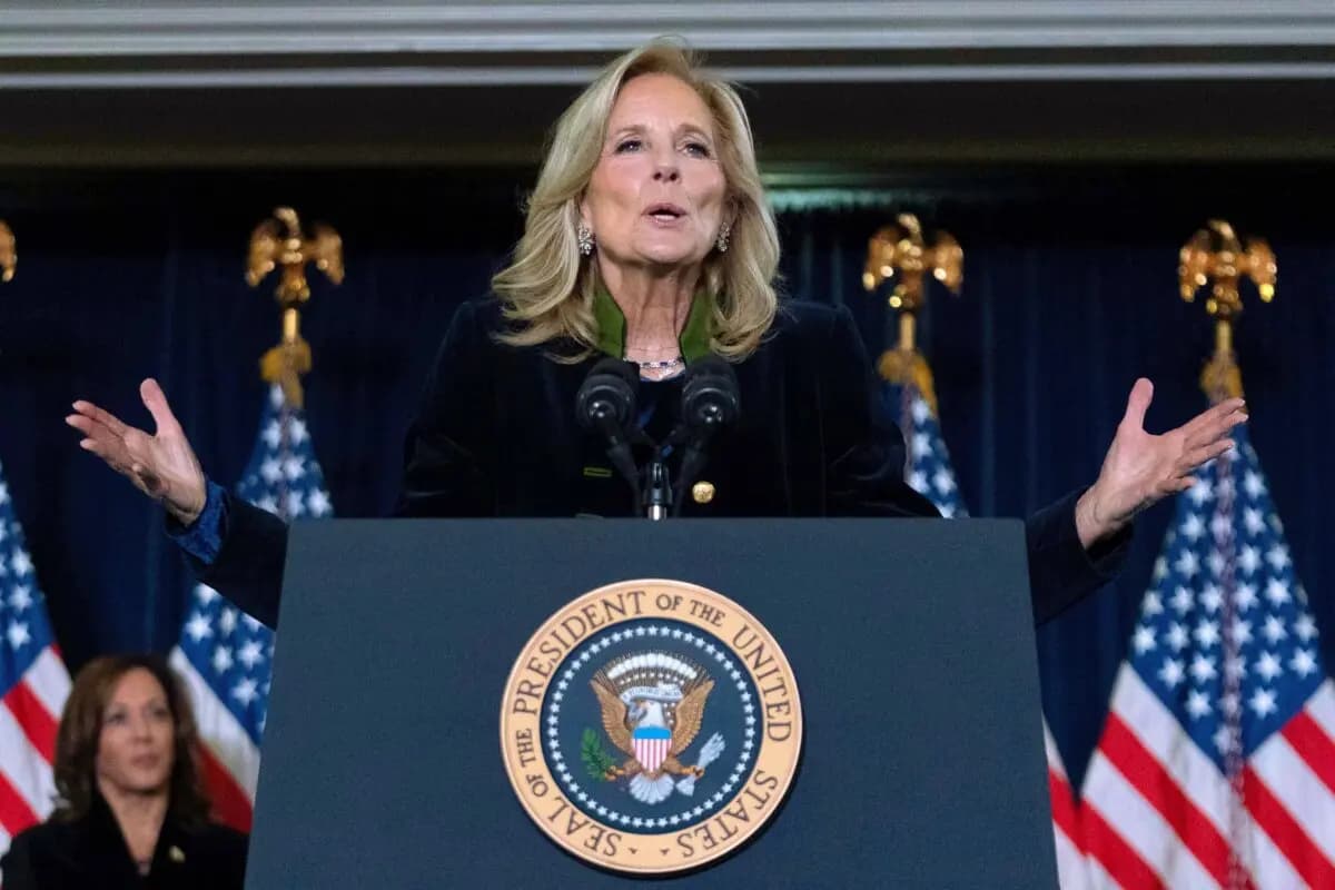 La primera dama Jill Biden pronuncia un discurso en la recepción navideña del Comité Nacional Demócrata en el Hotel Willard de Washington, el 15 de diciembre de 2024. (Foto AP/Jose Luis Magana, archivo).