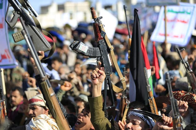 Los hutíes exhiben sus armas en una manifestación de solidaridad con Irán y Líbano, en el contexto de la guerra entre Estados Unidos e Israel e Irán, en Saná, la capital de Yemen, el 27 de marzo de 2026. Abdul Malik al-Houthi, líder del movimiento hutí de Yemen, respaldado por Irán, advirtió el 26 de marzo de una "respuesta militar" si la guerra en Oriente Medio así lo requiriera. Los hutíes, pieza clave del llamado "eje de la resistencia" iraní, se han abstenido hasta ahora de unirse a la guerra desencadenada por los ataques estadounidenses e israelíes contra Irán, que ha afectado a gran parte de la región. (Foto de Mohammed HUWAIS / AFP vía Getty Images)