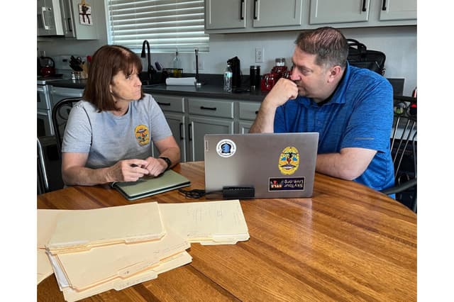 Marianne Robb (izq.) y Dave Rich, ambos ex oficiales de policía de Arizona, fundaron el Departamento de Policía de Fenómenos Anamolos No Identificados en 2022 como una forma de ayudar a los socorristas a lidiar con cosas inexplicables que sucedieron en el trabajo. Foto tomada el 18 de marzo de 2026. (Allan Stein/The Epoch Times)