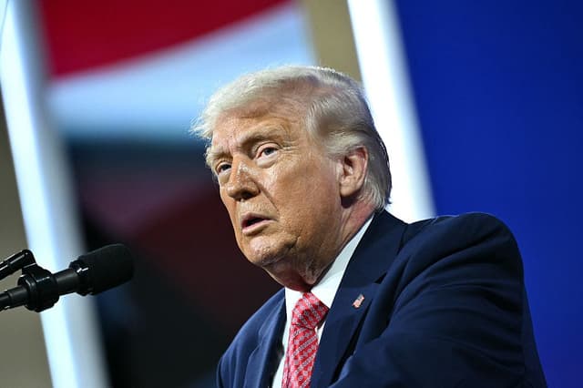 El presidente de EE. UU., Donald Trump, habla durante la Cumbre de la Iniciativa de Inversión Futura (FII) en Miami Beach, Florida, el 27 de marzo de 2026. (Foto de Mandel NGAN / AFP vía Getty Images)