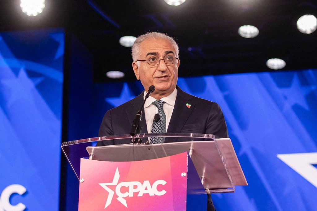 El príncipe heredero iraní exiliado y figura clave de la oposición, Reza Pahlavi, interviene durante la Conferencia de Acción Política Conservadora en Grapevine, Texas, el 28 de marzo de 2026. (Leandro Lozada/AFP vía Getty Images).