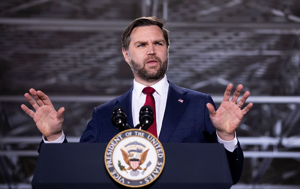 El vicepresidente JD Vance habla en Engineering Design Services, Inc. el 18 de marzo de 2026 en Auburn Hills, Míchigan. (Bill Pugliano/Getty Images)
