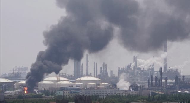 Humo saliendo de una planta petroquímica de Sinopec en el distrito de Jinshan, Shanghái, China, en una imagen fija de un video, el 18 de junio de 2022. (Reuters/Captura de pantalla vía The Epoch Times)