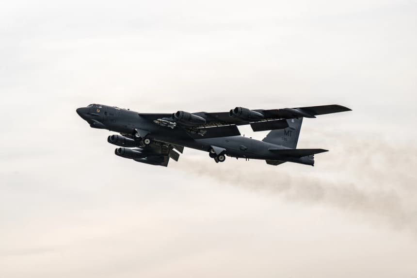 Un bombardero B-52 Stratofortress de la Fuerza Aérea despega en apoyo de la Operación Furia Épica, el 22 de marzo de 2026. (Foto de la Fuerza Aérea de EE. UU.)