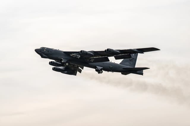 Un bombardero B-52 Stratofortress de la Fuerza Aérea despega en apoyo de la Operación Furia Épica, el 22 de marzo de 2026. (Foto de la Fuerza Aérea de EE. UU.)