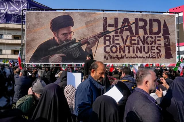 Una pancarta con la imagen del nuevo líder del régimen iraní, Mojtaba Jamenei, en Teherán, Irán, el 11 de marzo de 2026. (Khoshiran/Middle East Images/AFP vía Getty Images)