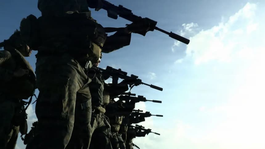 Marines estadounidenses de la 31.° Unidad Expedicionaria de Marines realizan un ejercicio de tiro real desde la cubierta a bordo del buque de asalto anfibio USS Tripoli, en el mar de Filipinas, el 16 de marzo de 2026. (Foto del Cuerpo de Marines de EE. UU. por el soldado de primera clase Gerardo Méndez)