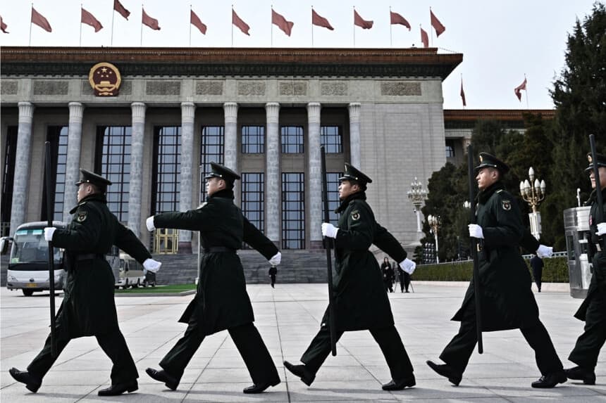 Soldados del Ejército Popular de Liberación son vistos afuera del Gran Salón del Pueblo en Beijing el 3 de marzo de 2025. (Pedro Pardo/AFP vía Getty Images)