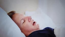 Ronquidos, cansancio y una amenaza oculta: lo que la apnea del sueño le hace realmente a su cuerpo