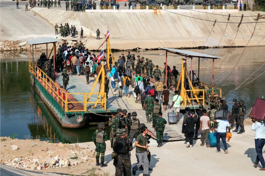 Los centros de víctimas de estafas abordan una barcaza para cruzar el río hacia Tailandia en la frontera entre Birmania–Tailandia, en Myawaddy, Birmania, el 12 de febrero de 2025. (STR/AFP vía Getty Images)