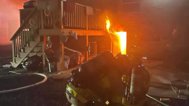Los bomberos combaten un incendio en la vivienda de la familia Gallo-Quinones en Virginia, el 7 de marzo de 2026.(Crédito: GoFundMe)