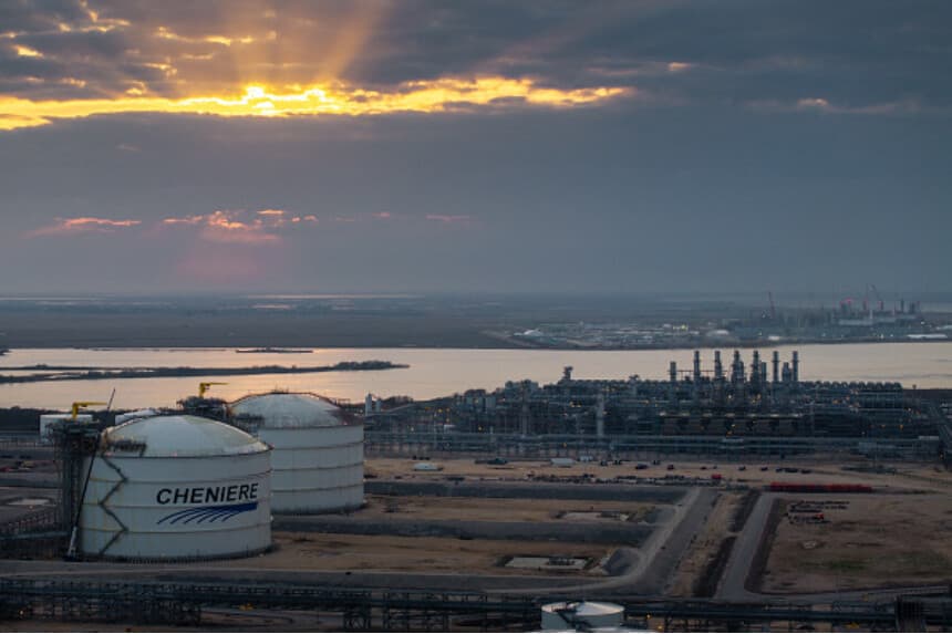 En una panorámica aérea, se aprecia la planta de gas natural licuado de Sabine Pass, propiedad de Cheniere Energy, el 10 de febrero de 2025 en Cameron, Luisiana. (Brandon Bell/Getty Images).
