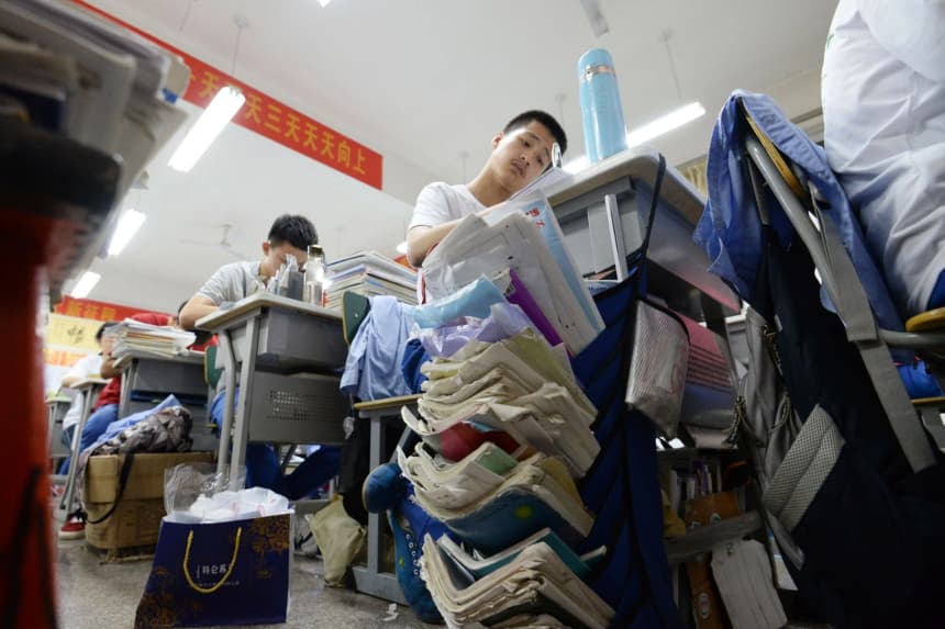 Estudiantes de secundaria revisan sus exámenes antes del "Gaokao" anual, o examen de ingreso a la universidad, en la ciudad de Handan, provincia de Hebei, China, el 23 de mayo de 2018. (AFP/Getty Images)