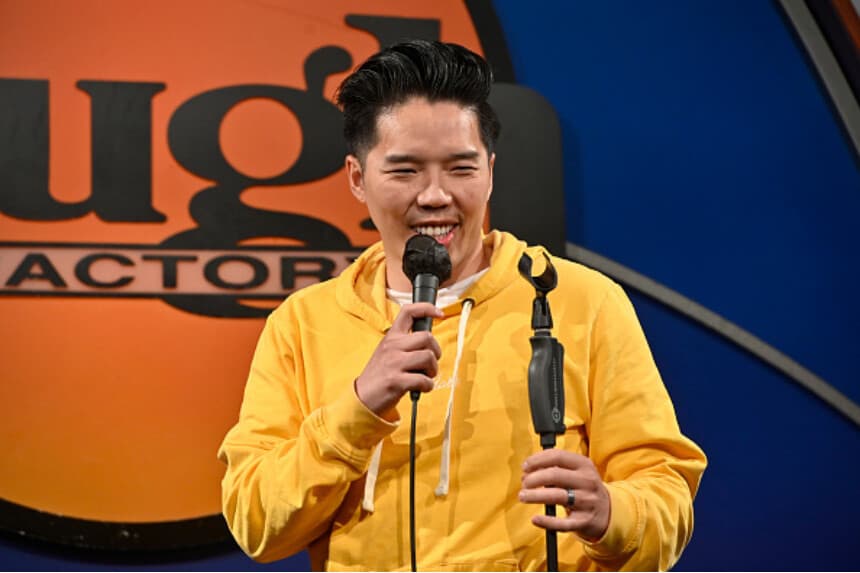El cómico Alex Duong actúa durante el telemaratón virtual organizado por Laugh Factory para apoyar a las familias de las víctimas del tiroteo de Atlanta, celebrado en The Laugh Factory el 27 de marzo de 2021 en West Hollywood, California. (Frazer Harrison/Getty Images).