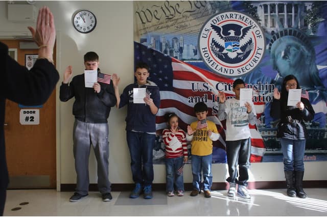 Los niños participan en una ceremonia de ciudadanía estadounidense en Estados Unidos. Oficina de distrito del Servicio de Ciudadanía e Inmigración en la ciudad de Nueva York el 29 de enero de 2013. (John Moore/Getty Images)