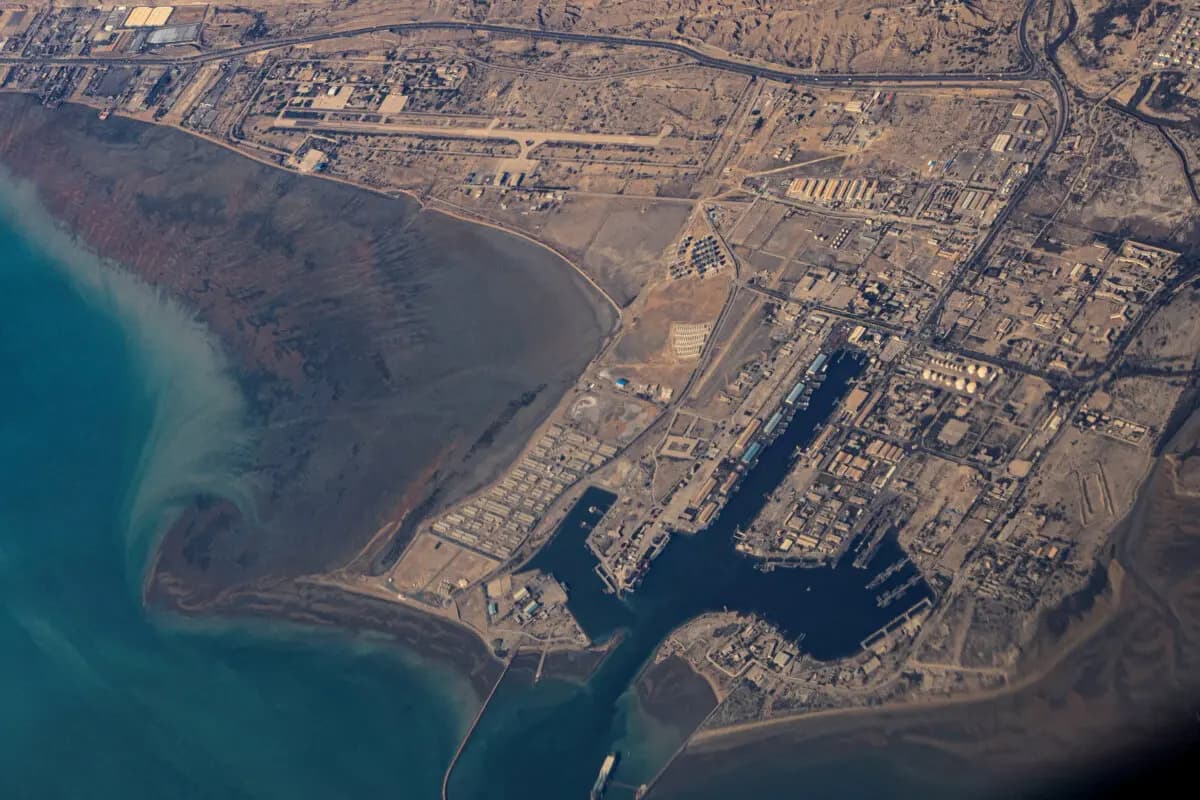 Vista aérea de la costa iraní y del puerto de Bandar Abbas, en el estrecho de Ormuz, el 10 de diciembre de 2023. (STR/Reuters).