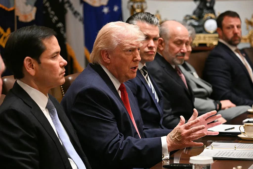 El presidente de Estados Unidos, Donald Trump, pronuncia unas palabras, flanqueado por el secretario de Estado, Marco Rubio (izquierda), el secretario de Guerra, Pete Hegseth (cuarto por la derecha), el secretario de Comercio, Howard Lutnick (tercero por la derecha), la jefa de Gabinete de la Casa Blanca, Susie Wiles (segunda por la derecha), y el secretario de Seguridad Nacional, Markwayne Mullin (derecha), durante una reunión celebrada en la Sala del Gabinete de la Casa Blanca el 26 de marzo de 2026. (Jim Watson/AFP vía Getty Images).