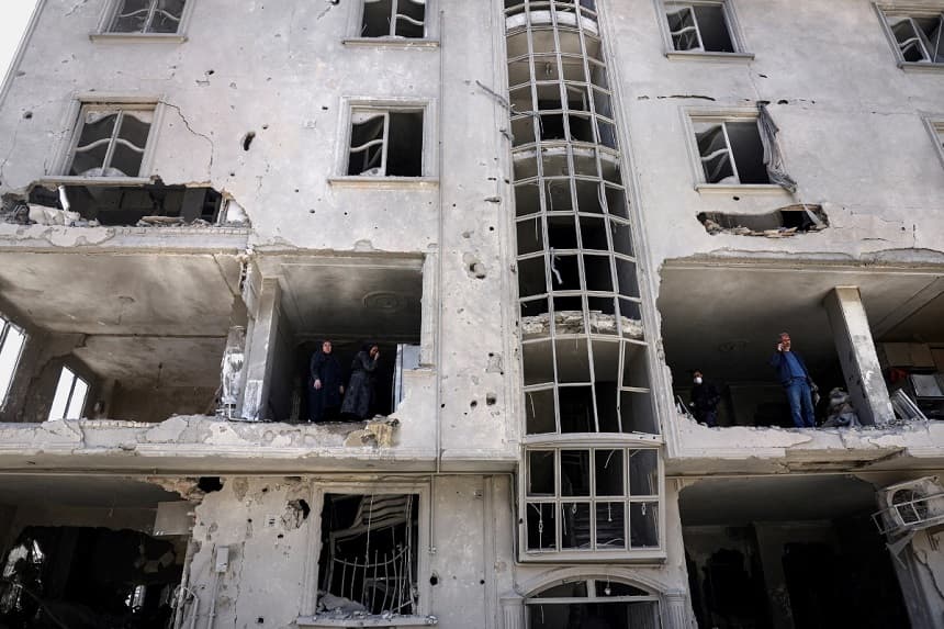 Varias personas inspeccionan los daños sufridos por un edificio residencial tras haber sido alcanzado por un ataque, en el marco del conflicto entre Estados Unidos e Israel con Irán, en Teherán, Irán, el 30 de marzo de 2026. (Majid Asgaripour/West Asia News Agency vía Reuters)
