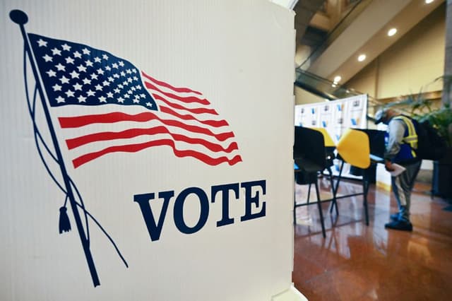 Los votantes emitieron sus votos en un centro electoral de Los Ángeles el 4 de noviembre de 2025, donde la Proposición 50 era la única medida sometida a votación en las elecciones especiales del estado.  (FREDERIC J. BROWN/AFP vía Getty Images)