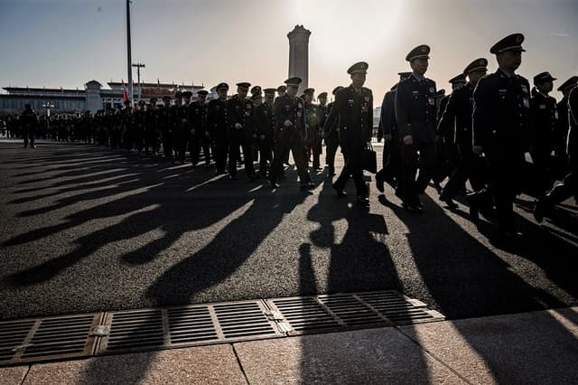 Delegados militares chinos llegan a la segunda sesión plenaria de la Asamblea Popular Nacional en el Gran Salón del Pueblo de Beijing el 8 de marzo de 2024. (Kevin Frayer/Getty Images)
