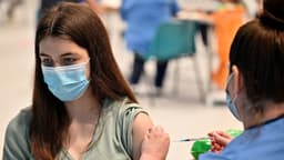 Adolescentes vacunados contra COVID podrían sufrir efectos adversos graves tras segunda dosis: estudio