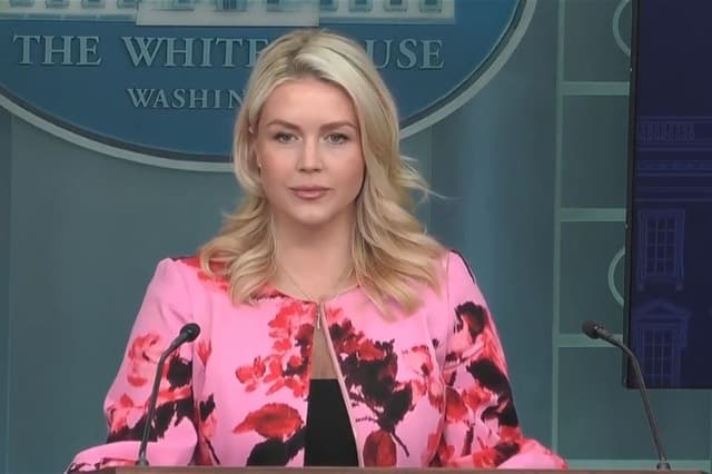 La secretaria de prensa de la Casa Blanca, Karoline Leavitt, hace un comunicado sobre el cierre de los lugares sagrados de Israel en una rueda de prensa celebrada el 29 de marzo de 2026