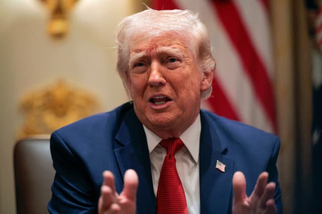 El presidente de Estados Unidos, Donald Trump, interviene durante una reunión del Consejo de Ministros celebrada en la Sala del Consejo de Ministros de la Casa Blanca el 26 de marzo de 2026 en Washington, D. C. Se trata de la segunda reunión del Consejo de Ministros de Trump en 2026 y la primera desde que Estados Unidos e Israel iniciaran los ataques contra Irán el 28 de febrero. (Chip Somodevilla/Getty Images).