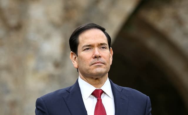 El secretario de Estado de EE. UU., Marco Rubio, llega a la reunión de ministros de Relaciones Exteriores del G7 en la abadía de Vaux-de-Cernay, en Cernay-la-Ville, a las afueras de París, el 27 de marzo de 2026. (Alain JOCARD / AFP vía Getty Images)