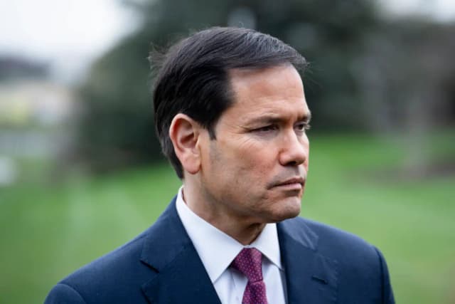 El secretario de Estado Marco Rubio escucha mientras el presidente Donald Trump se dirige a los miembros de la prensa antes de abandonar la Casa Blanca el 20 de marzo de 2026. (Madalina Kilroy/The Epoch Times).