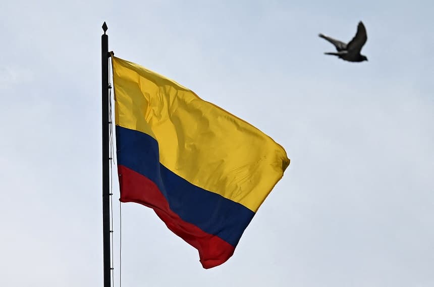 Una bandera colombiana ondea en el Congreso de Colombia, en Bogotá, el 5 de marzo de 2026. (Raúl ARBOLEDA / AFP vía Getty Images)
