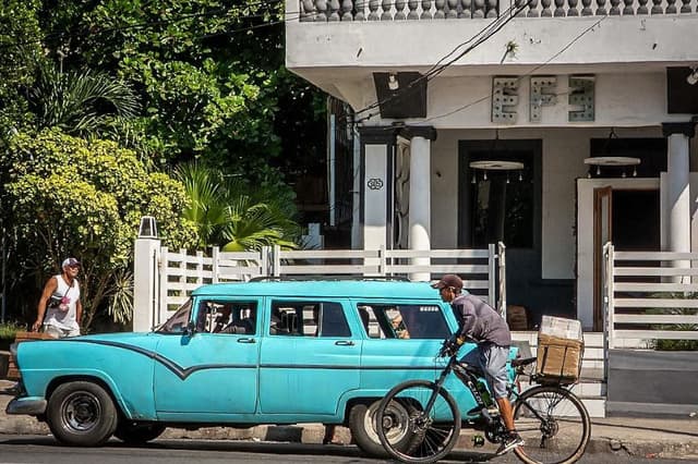 Un automóvil pasa frente al bar EFE en La Habana el 29 de julio de 2025. El bar EFE, propiedad del influencer cubano Sandro Castro, nieto del difunto Fidel Castro, ha ganado notoriedad por ser el escenario de varios de los videos virales de Sandro compartidos en las redes sociales. (ADALBERTO ROQUE/AFP vía Getty Images)