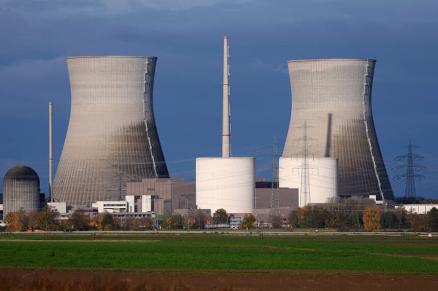 Central nuclear clausurada de Gundremmingen, en Gundremmingen (sur de Alemania), antes de la demolición controlada de las torres de refrigeración de la central, prevista para las 12:00 h GMT+2. Las torres, de 160 metros de altura, se construyeron entre 1977 y 1980 y han sido un hito destacado en la región durante casi 50 años. (KARL-JOSEF HILDENBRAND/AFP vía Getty Images).