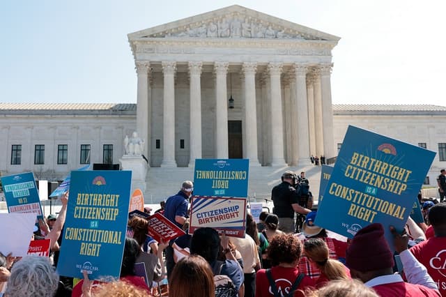 Manifestantes se concentran en apoyo a la ciudadanía por nacimiento frente a la Corte Suprema de los Estados Unidos, mientras el presidente Donald Trump asiste a las audiencias orales en Washington, D.C., el 1 de abril de 2026. (Kent Nishimura / AFP vía Getty Images)
