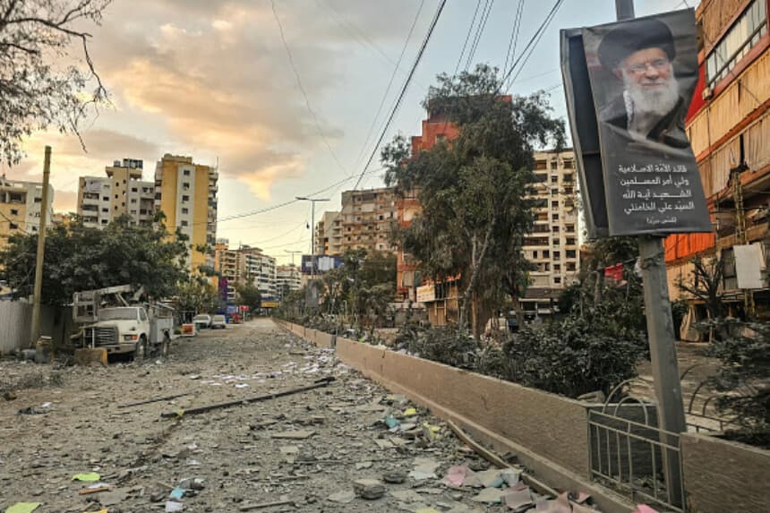 Un retrato del líder supremo iraní asesinado, el ayatolá Alí Jamenei, junto a una calle cubierta de escombros tras un ataque aéreo israelí en los suburbios del sur de Beirut el 28 de marzo de 2026. El ejército israelí reanudó sus ataques contra los suburbios del sur de Beirut el 27 de marzo. (Foto de AFP vía Getty Images).