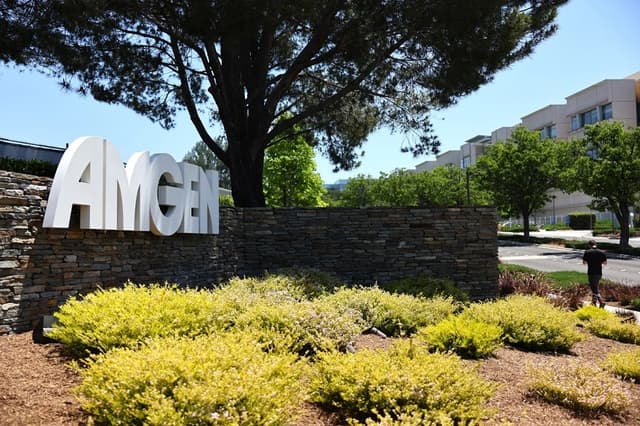 Un letrero de Amgen frente a la sede de la empresa en Thousand Oaks, California, el 17 de mayo de 2023. (Mario Tama/Getty Images)
