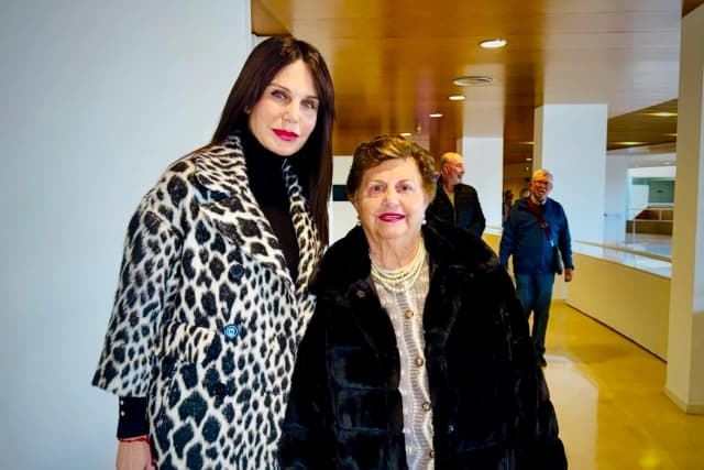 La parlamentaria regional María Eugenia Sánchez Pérez asiste a Shen Yun Performing Arts con su madre en el Auditorio Víctor Villegas en Murcia, España, el 29 de marzo de 2026. (Yixiao Wang/La Gran Época)