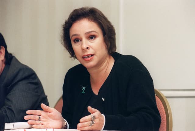 Alina Fernández, hija de Fidel Castro, habla sobre el régimen de su padre y presenta su libro, "Alina: Memorias de la hija rebelde de Fidel Castro", durante una rueda de prensa en Los Ángeles, California, el 19 de septiembre de 1997. (Foto de TIZIANA SORGE / AFP) (Foto de TIZIANA SORGE/AFP vía Getty Images)
