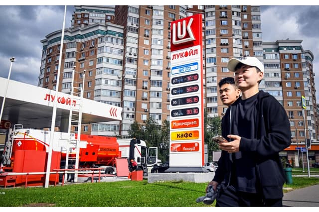 La gente pasa frente a una gasolinera en Moscú el 8 de septiembre de 2025. (Alexander Nemenov/AFP vía Getty Images)