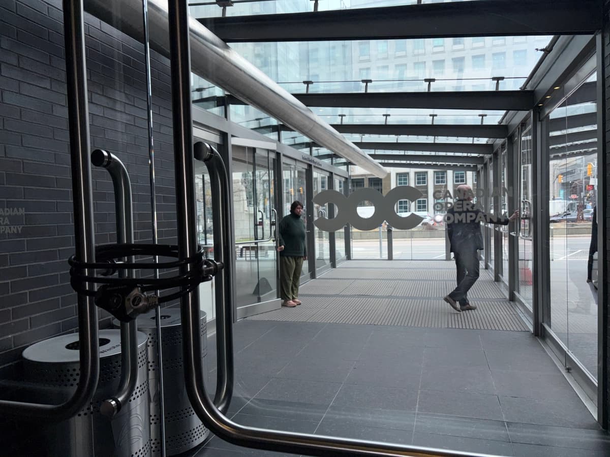 El Four Seasons Centre for the Performing Arts de Toronto, cerrado el día en que estaba previsto que acogiera a Shen Yun, el 1 de abril de 2026. (Teng Dongyu/The Epoch Times)
