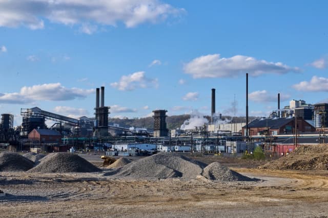 La planta de US Steel en Clairton, Pensilvania, el 8 de abril de 2024. (Dominic Пwinn /Middle East Images/AFP vía Getty Images)
