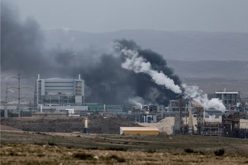 El humo se eleva tras un ataque con misiles iraníes, mientras continúa el conflicto entre Estados Unidos e Israel con Irán, en el sur de Israel, el 29 de marzo de 2026. (REUTERS/Amir Cohen)