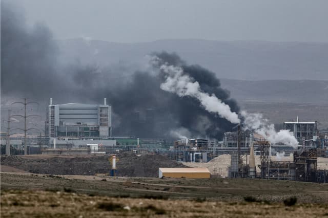 El humo se eleva tras un ataque con misiles iraníes, mientras continúa el conflicto entre Estados Unidos e Israel con Irán, en el sur de Israel, el 29 de marzo de 2026. (REUTERS/Amir Cohen)